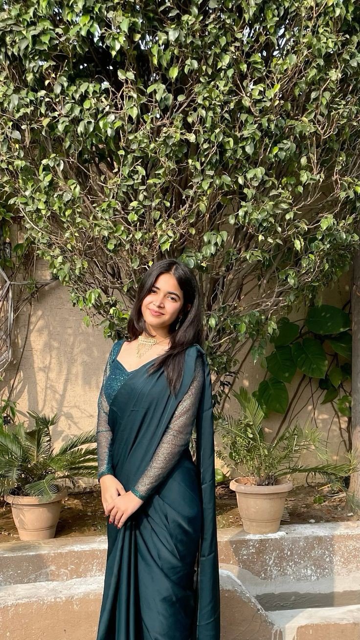 black-saree-girl-dp-hidden-face-simple-for-instagram black-saree-girl-dp-hidden-face-simple-for-instagram