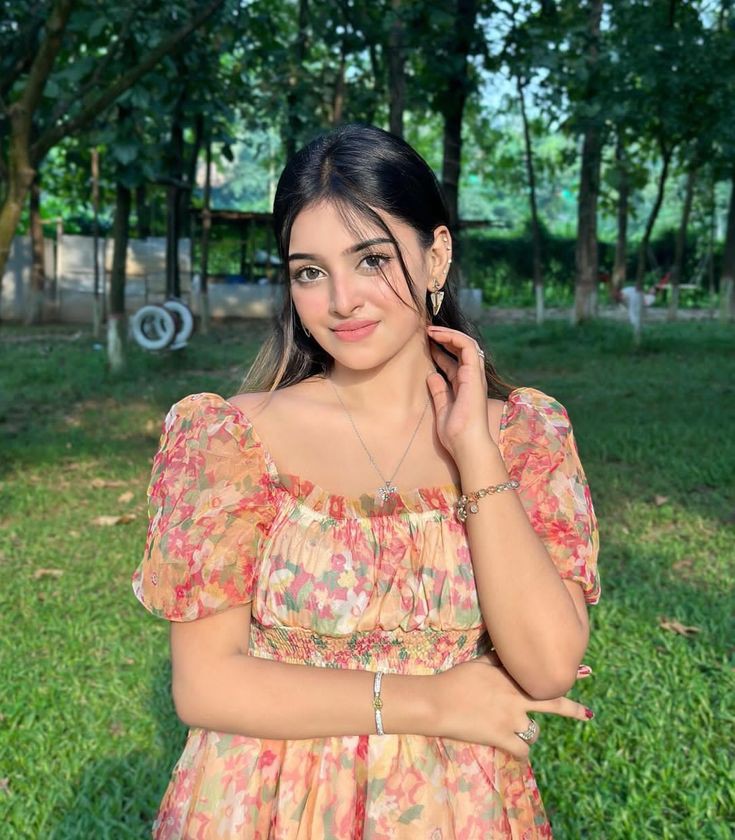 hidden-face-cute-simple-girl-pic hidden-face-cute-simple-girl-pic