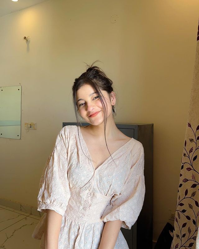 selfie-stylish-cute-simple-girl-pic selfie-stylish-cute-simple-girl-pic