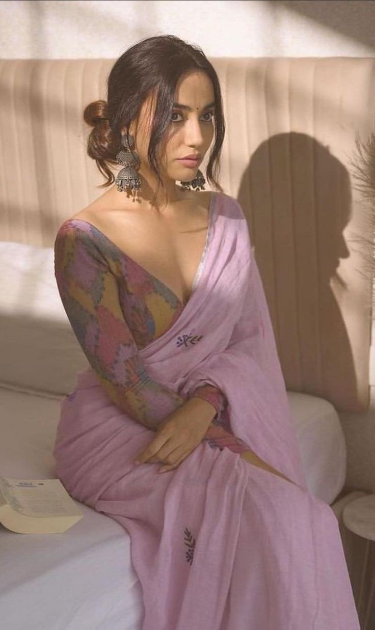 white-colour-saree-dp-girl white-colour-saree-dp-girl